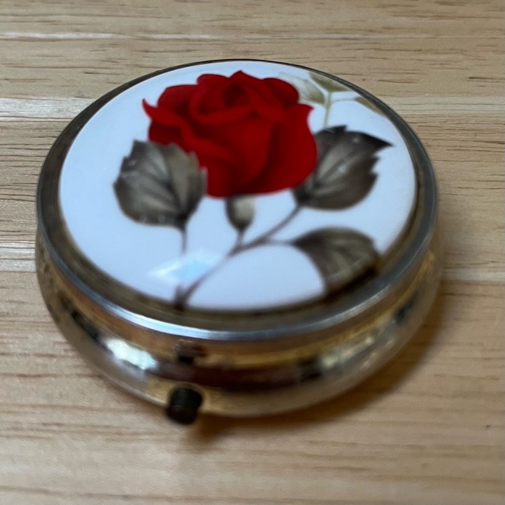 Vintage (?) pill Box Red Rose Flower Divided Made in Japan - Picture 4 of 14